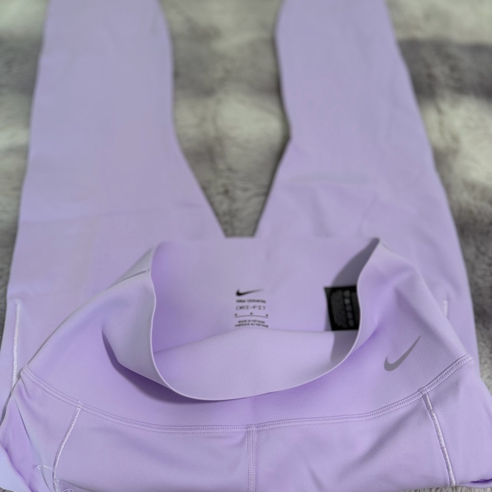 Nike Universa High-Rise Lilac Performance Leggings - Picture 2 of 3